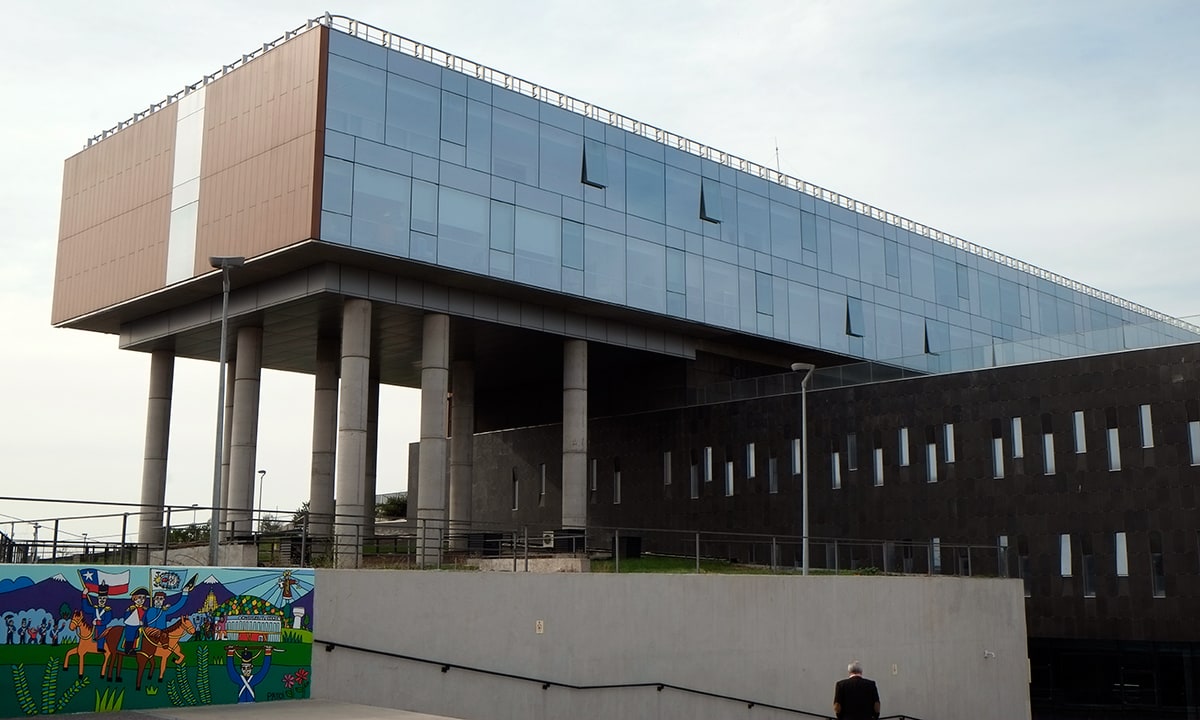 TCP valida exclusión de oferta en licitación del Hospital El Carmen por incumplimiento de certificación técnica