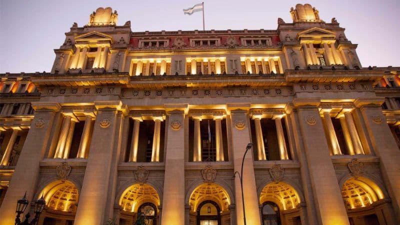 Corte Suprema de Argentina deja sin efecto fallo que redujo penas bajo mínimo legal en caso de asociación ilícita fiscal