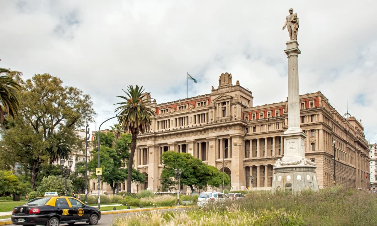Justicia Argentina ordena cubrir medicamento oncológico no registrado para joven con tumor cerebral