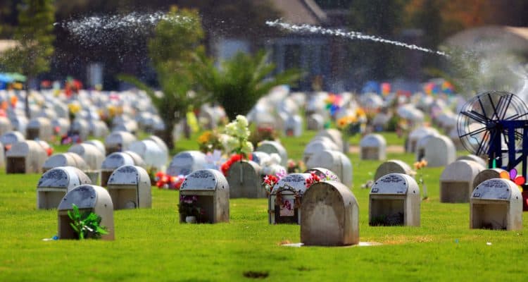29 de Marzo 2020/ SANTIAGO Imagen de las tumbas con el crematorio de fondo, mientras muy pocas personas visitan a sus familiares en el cementerio Parque del Sendero de Maipu. FOTO: Jose Francisco Zuñiga /AGENCIAUNO