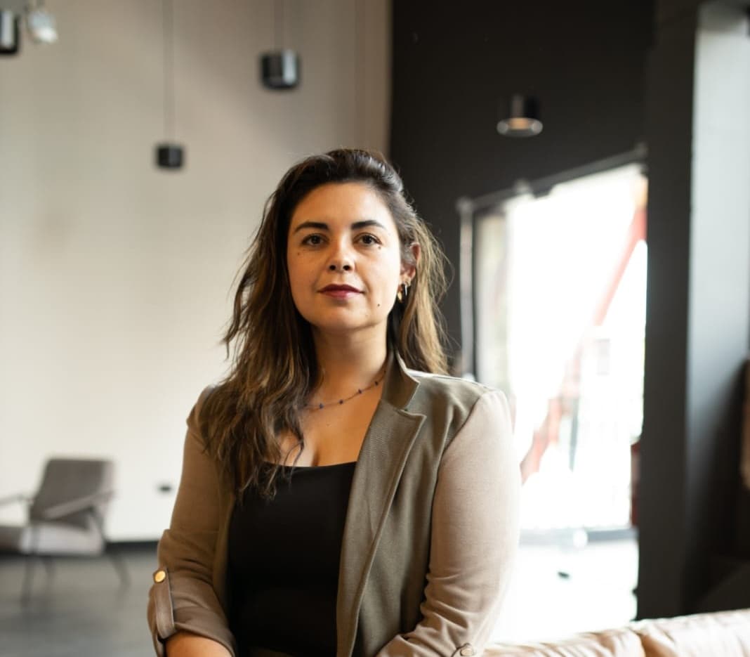 Camila Cortés Palma: Sistema migratorio chileno bajo presión, demoras, restricciones y judicialización marcan la realidad actual