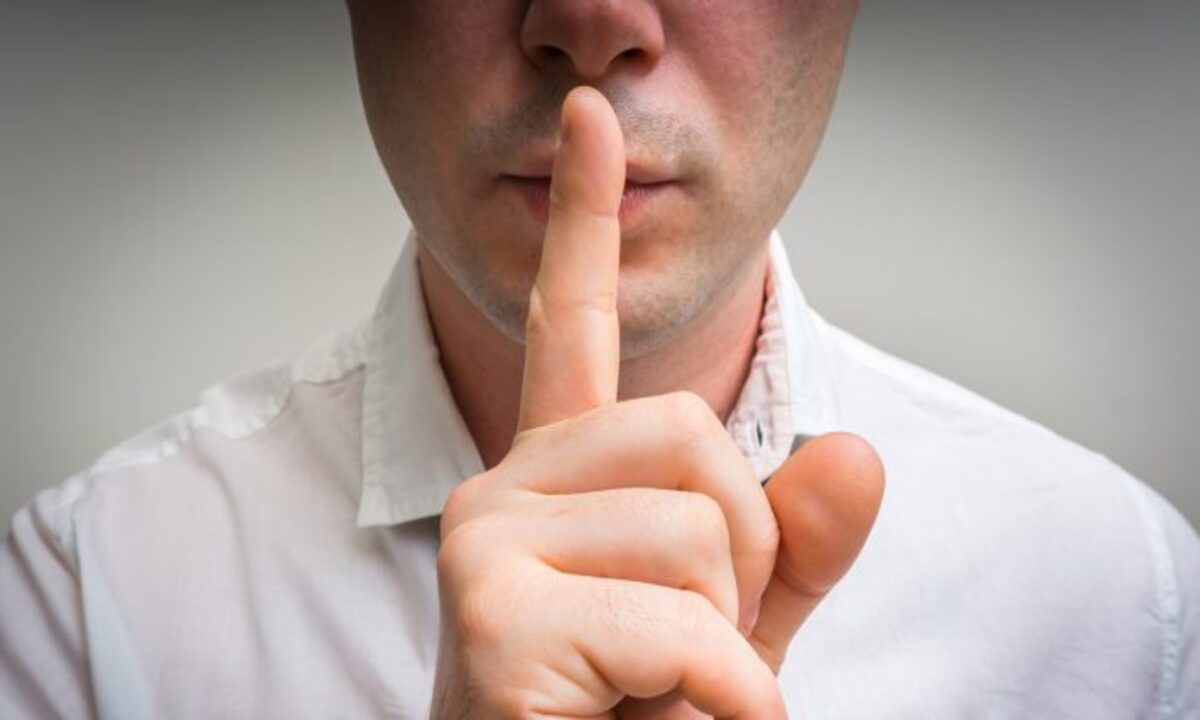extranjeros retenidos por incumplir normas de asilo no tienen derecho a guardar silencio