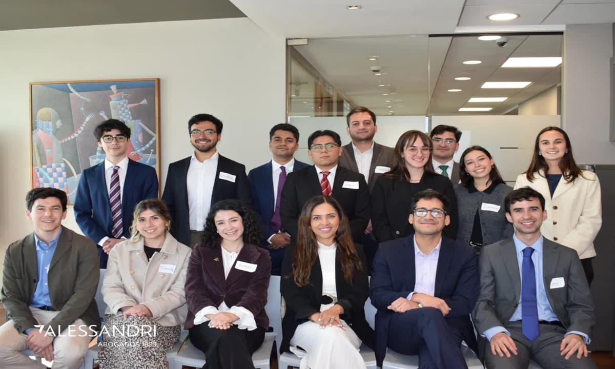 Alumnos del Programa de Derecho, Ciencia y Tecnología UC visitan Alessandri