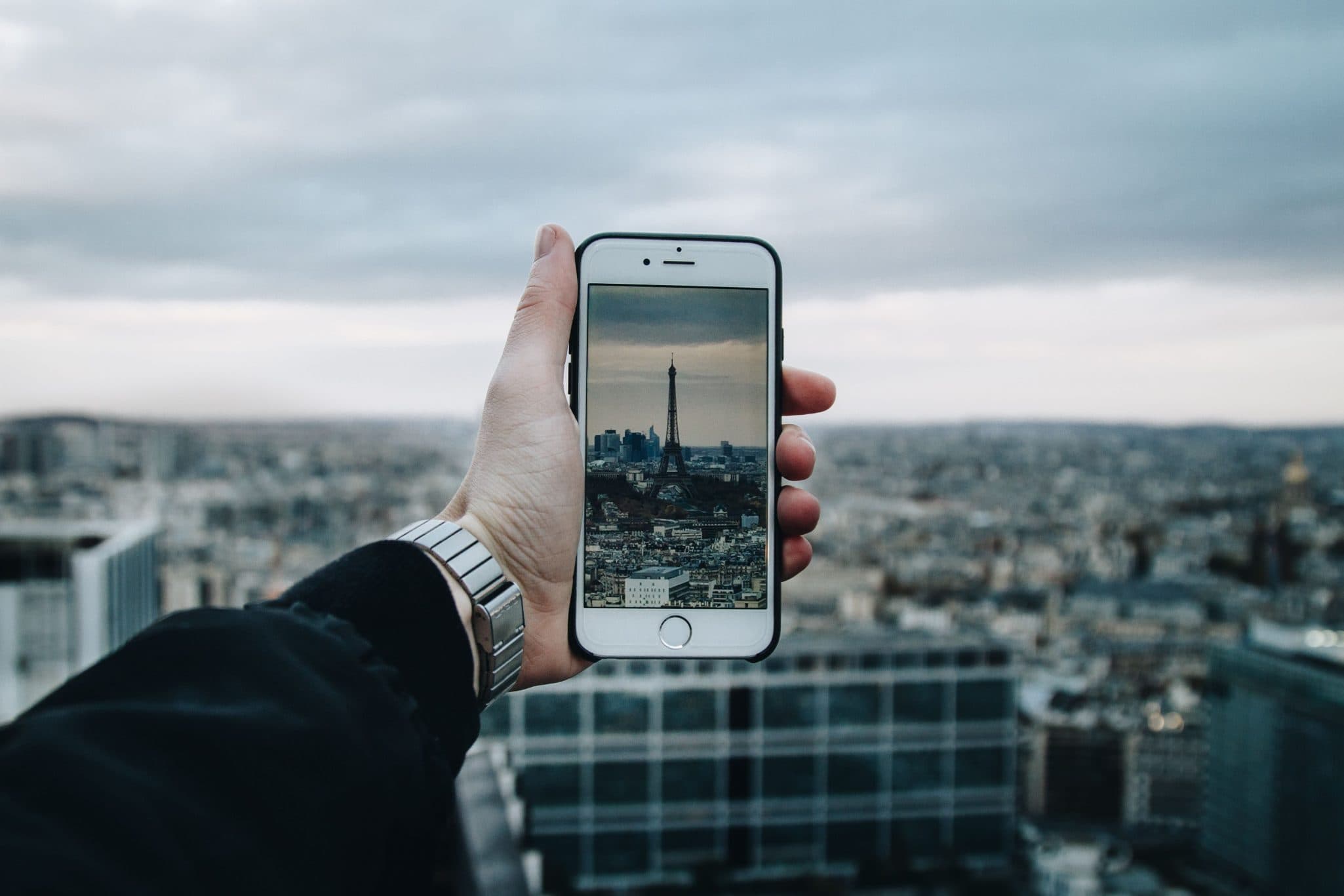 ¿Qué es una eSIM y por qué es lo más conveniente para los viajeros chilenos que van al exterior?