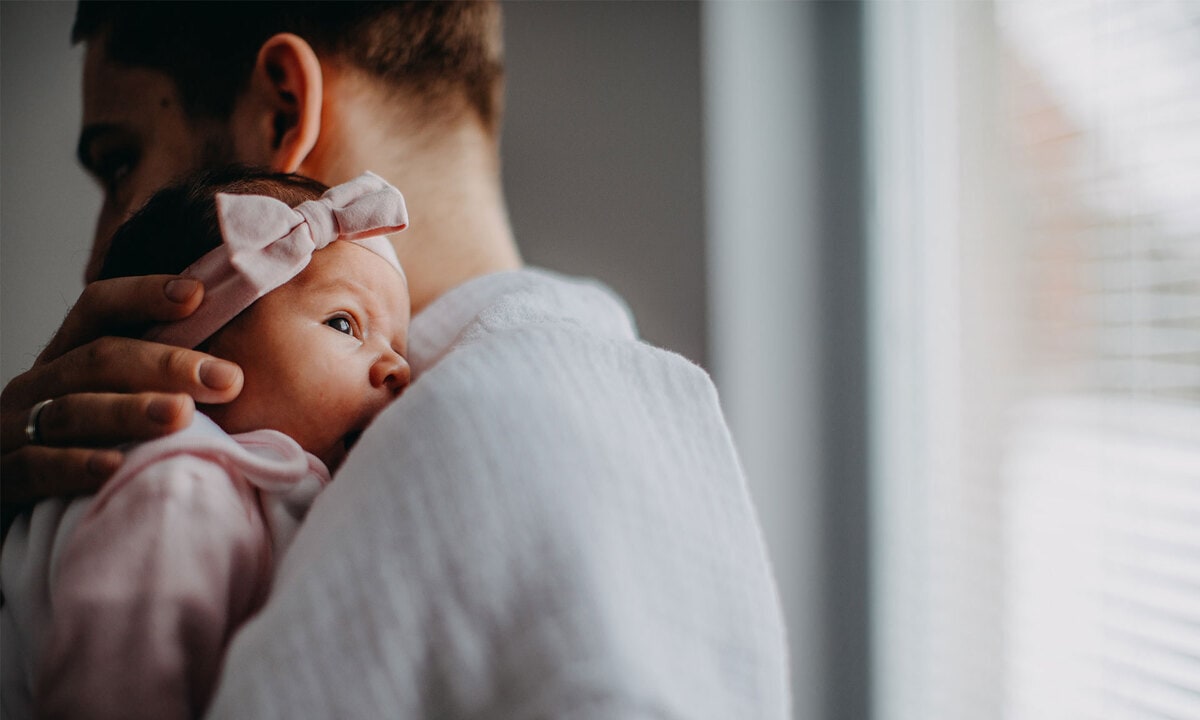 derechos de padre despedido nacimiento de hija