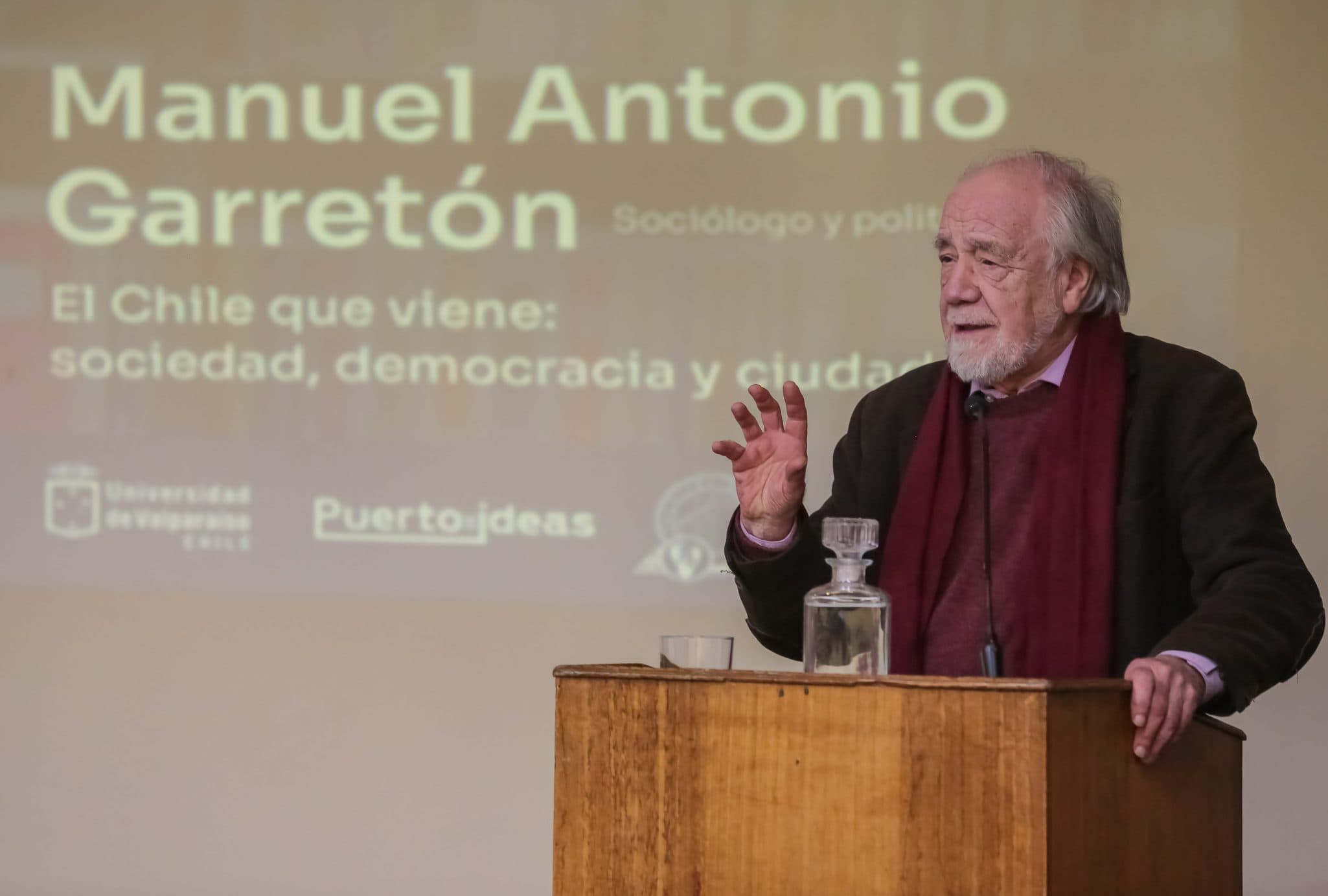 “El Chile que viene: sociedad, democracia y ciudadanía”: Manuel Antonio Garretón inauguró la Cátedra Puerto de Ideas – Facultad de Derecho UV