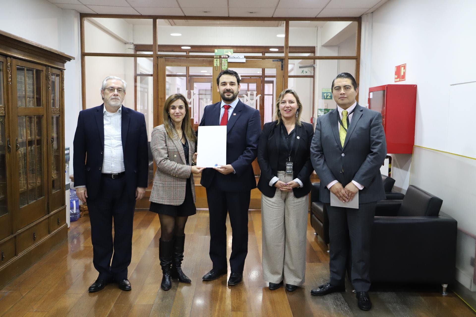 CPLT entrega a Hacienda información de deudores: autoridades y funcionarios públicos acumulan 155 multas por incumplir la Ley de Transparencia