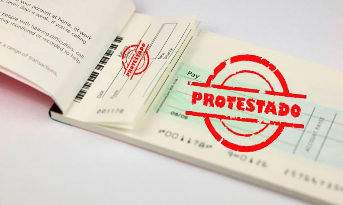Cheques protestados tienen mérito ejecutivo si no se tacha la firma ni se consignan fondos