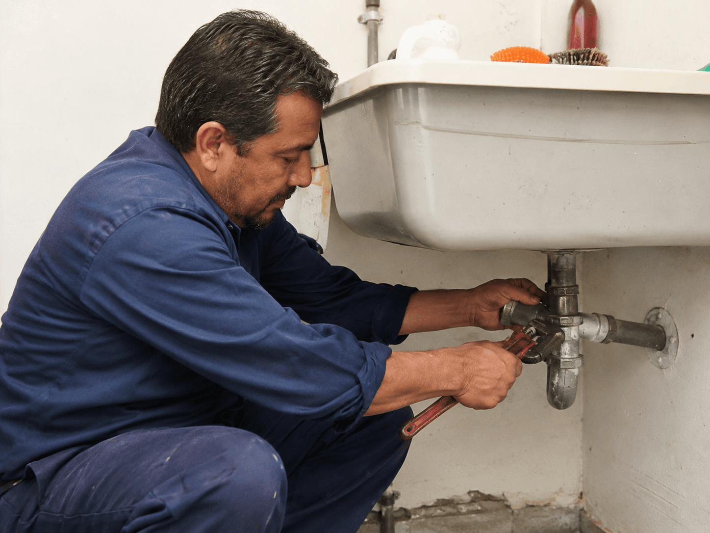 Constructora deberá indemnizar a gasfíter por lesiones en ambos codos