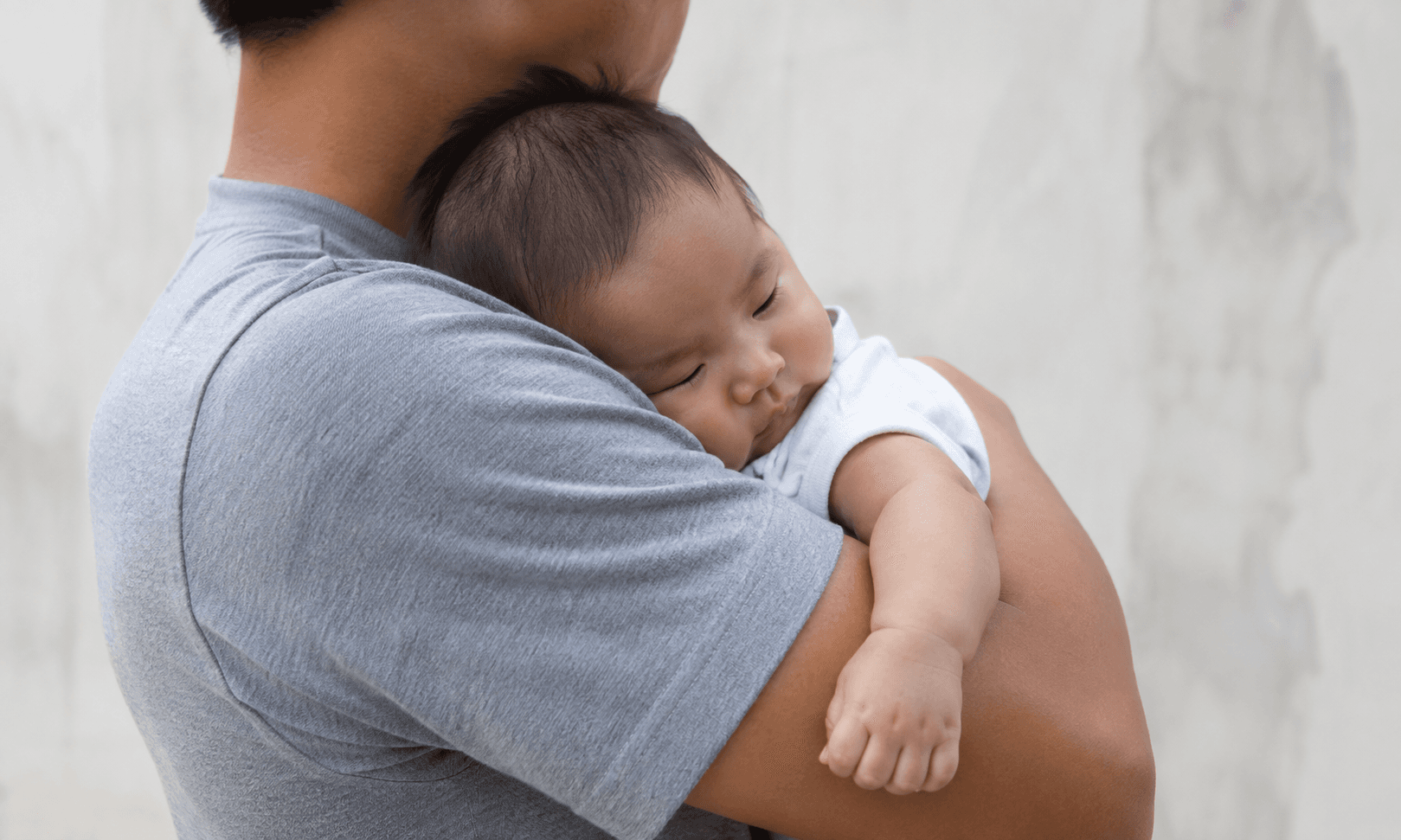 Corte Constitucional de Colombia protege fuero de paternidad y ordena reincorporar a trabajador despedido tras nacimiento de su hija