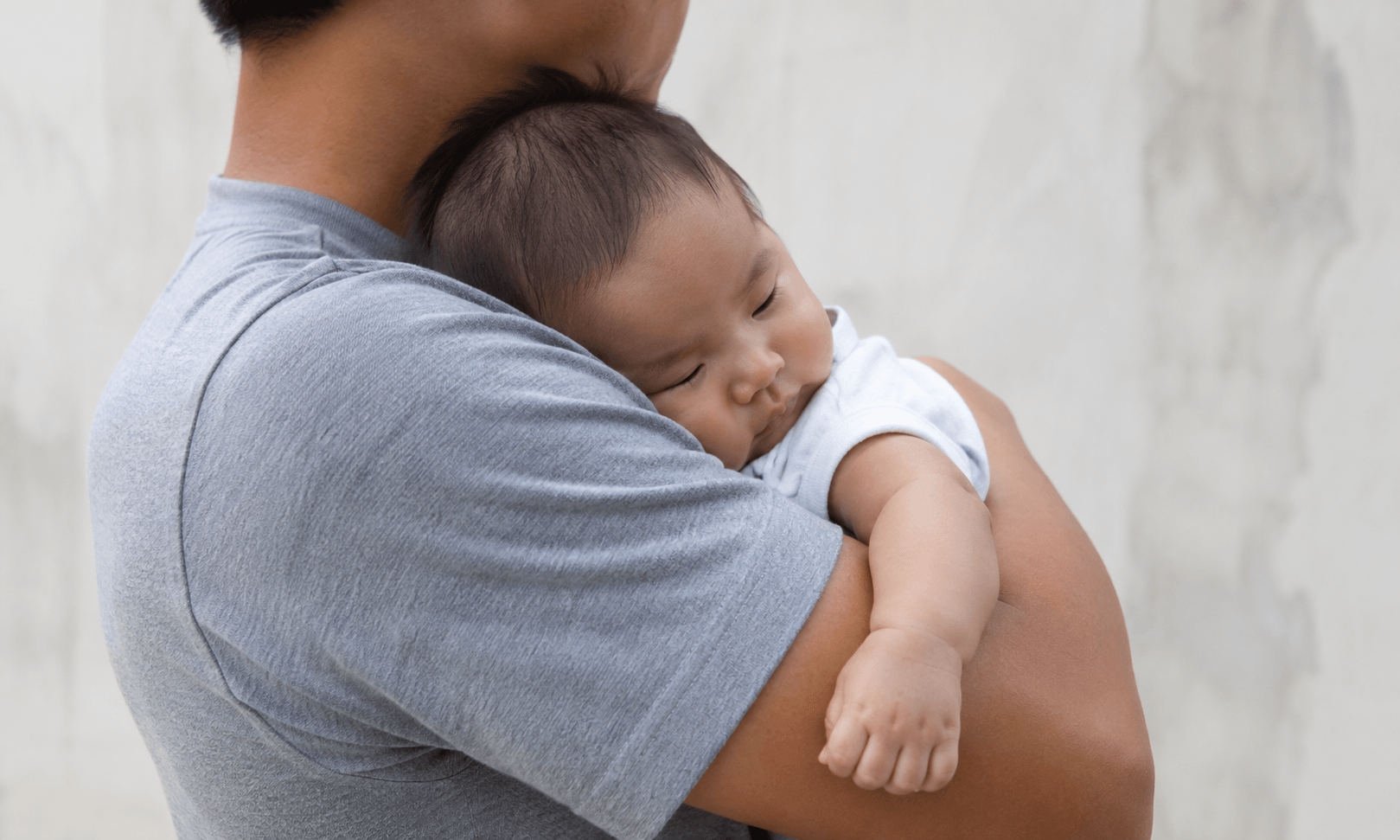 Corte Constitucional de Colombia protege fuero de paternidad y ordena reincorporar a trabajador despedido tras nacimiento de su hija