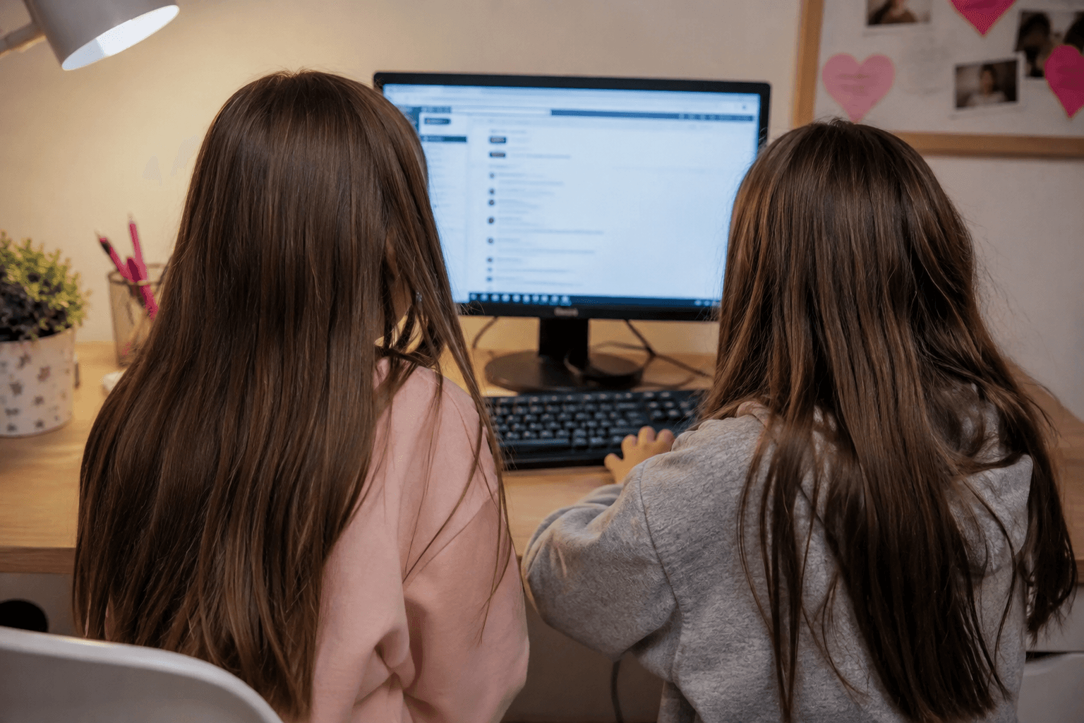 Normativa crea protocolos de actuación rápida frente a casos de difusión de imágenes íntimas, acoso digital y agresiones a través de internet