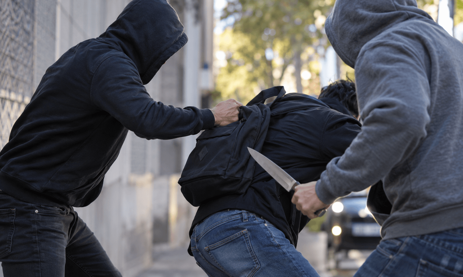 Corte de Santiago anula parcialmente condena por negar irreprochable conducta anterior debido a situación migratoria irregular