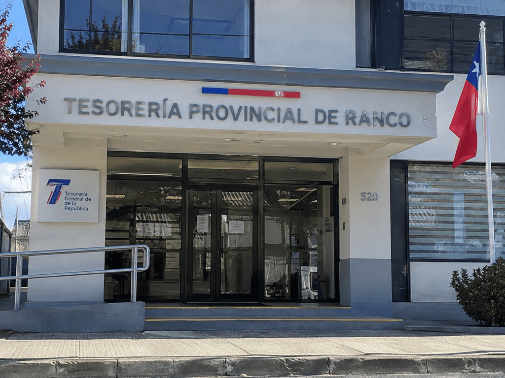 Corte de Valdivia declara incompetente a Tesorería para cobrar deuda CAE mediante procedimiento tributario