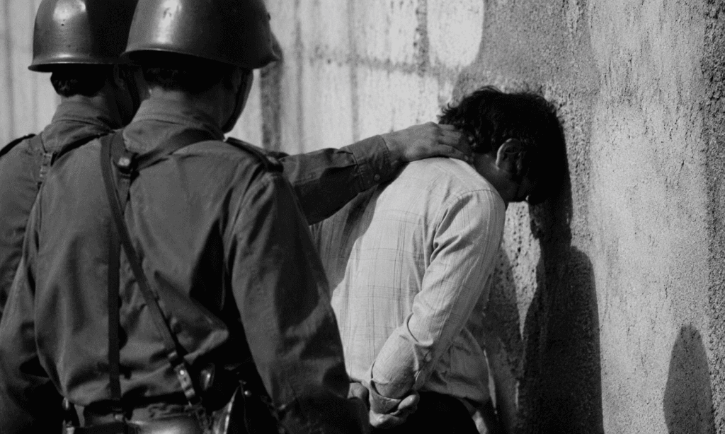 Corte eleva a $80 millones indemnización a víctima detenida y torturada cuando era adolescente