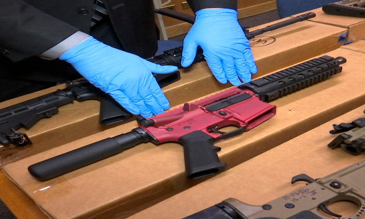Juez de EE.UU. invalida normativa de la era Biden sobre piezas y kits para fabricar armas caseras