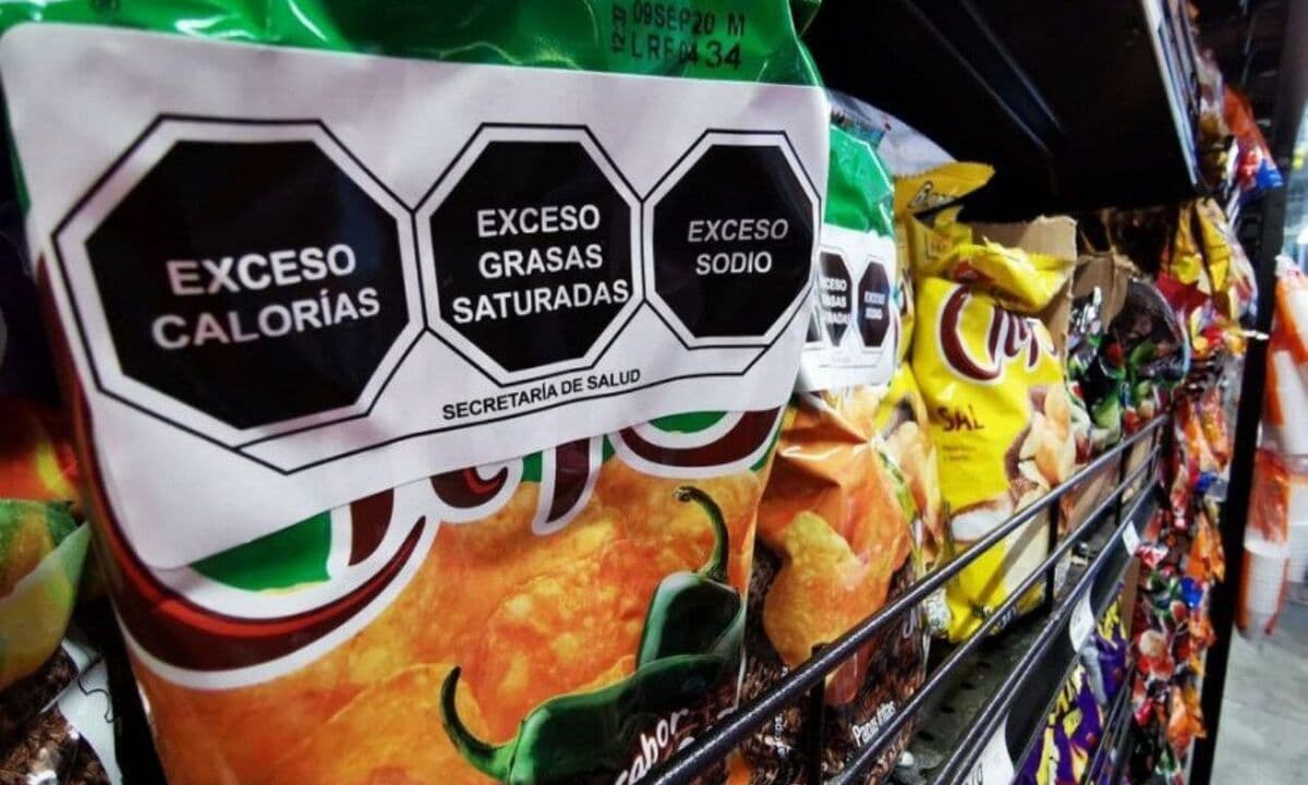 Justicia argentina prohíbe repartir alimentos con sellos de advertencia en escuelas públicas