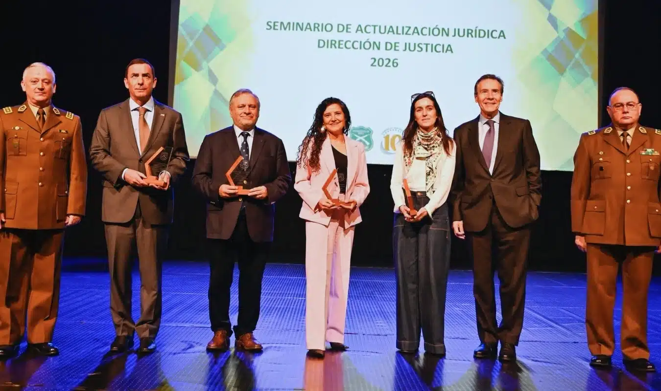 Katrina Badilla, decana UNIACC, fue reconocida por Carabineros de Chile