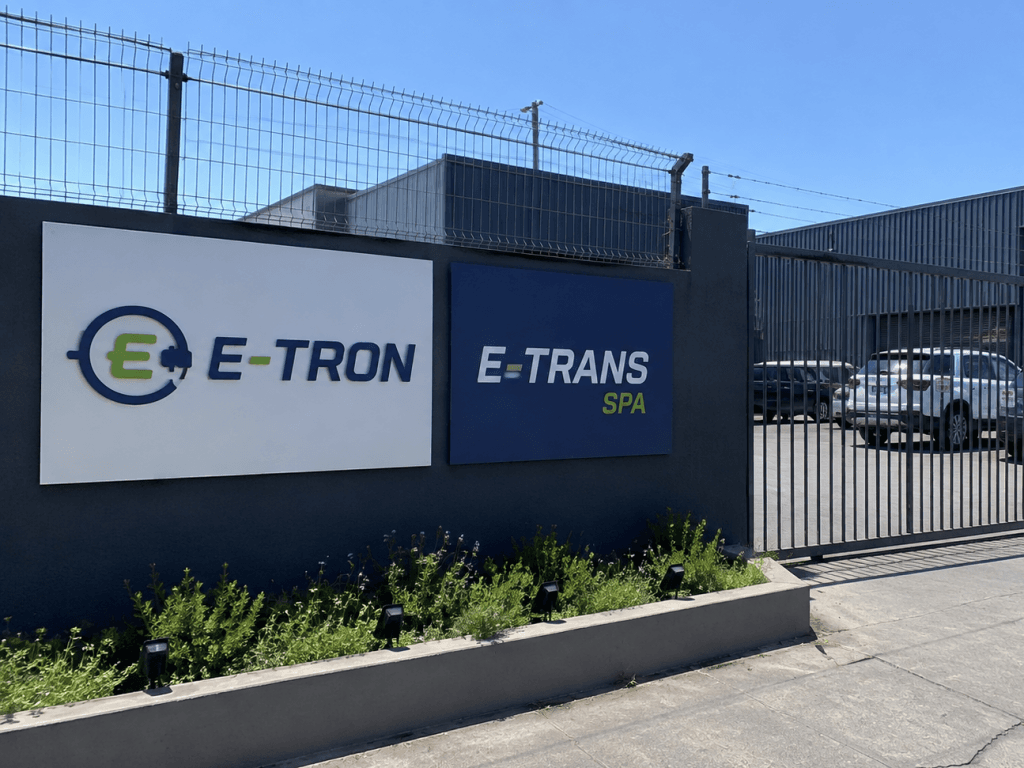 Suprema impide registrar “E-TRON” para servicios de transporte por similitud con marca “ETRANS” por riesgo de confusión